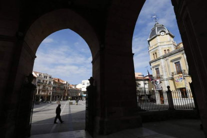 La estabilidad del Ayuntamiento de La Bañeza vuelve a depender de un pacto. JESÚS F. SALVADORES