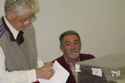 La portavoz del grupo Valverán, María Luz Flórez, y el alcalde de Crémenes del PP, Miguel Ángel Díez
