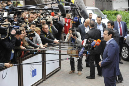 Alexis Tsipras atiende a los medios de comunicación antes de la reunión con el eurogrupo.