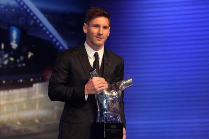 Messi, con el premio de mejor jugador de la UEFA.