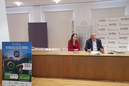 El concejal de Régimen Interior, Movilidad y Deportes, Vicente Canuria detalló la evolución en las ventas de vehículos eléctricos en León. CÉSAR.