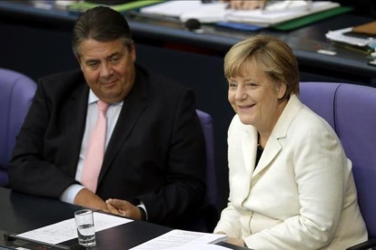 Angela Merkel, junto a su vicecanciller y líder del SPD, Sigmar Gabriel, en el Bundestag.