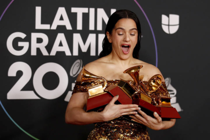 Rosalía, con los premios al Álbum del Año, al Mejor Paquete de Grabación y al Mejor Álbum de Música Alternativa de la 23ª edición de los Premios Grammy Latinos. CAROLINE BREHMAN