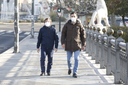 El alcalde de Madrid, José Luis Martínez-Almeida, de paseo por León junto al secretario provincial David Fernández, recorre el Puente de los Leones. MARCIANO PÉREZ