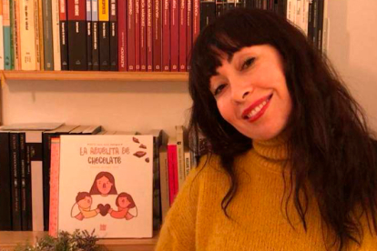 Emilia Laura Arias Domínguez en su casa de Bilbao con el libro ‘La abuelita de chocolate’. DL