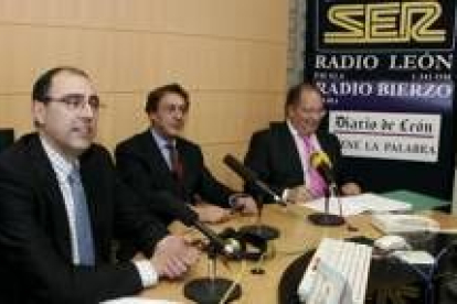 Carlos Fernández Antón, Javier García-Prieto y Eduardo Fernández durante la tertulia