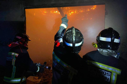 Los bomberos de León sofocaron las llamas. BOMBEROS DE LEÓN