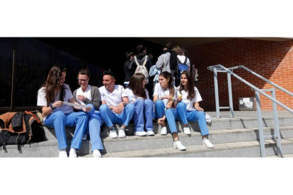 Imagen de archivo de alumnos de Enfermería a la entrada de la Facultad de Ciencias de la Salud. MARCIANO PÉREZ