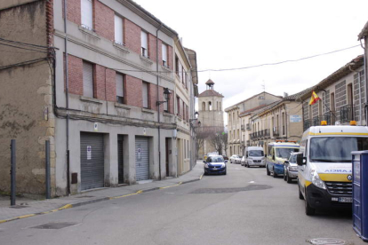 La calle Ángel Ruiz, de Boñar, será una de las que acogerá la instalación de luminarias led. CAMPOS