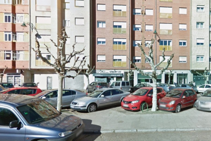 La calle Monteserín, en León, donde se produjo anoche el incendio en la cocina de una vivienda del número 8. GOOGLE MAPS