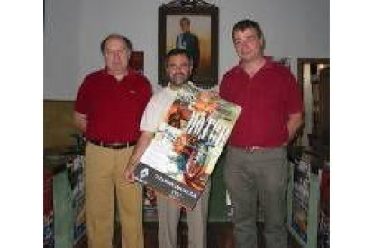 Falagán, Palazuelo y Rubio con el cartel de la semana del motor
