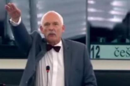 El eurodiputado polaco Janusz Korwin-Mikke haciendo el saludo nazi en uno de los plenos del Parlamento Europeo