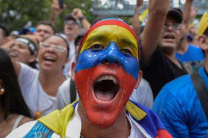Un participante en la marcha de oposición a Maduro.