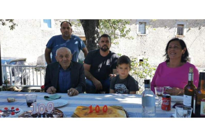 Silvino Bulnes, con su tarta de centenario, acompañado de su hija y otros familiares. CAMPOS