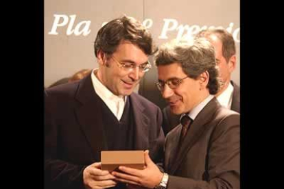 En encargado de entregar el galardón al escritor leonés fue Joaquín Palau.