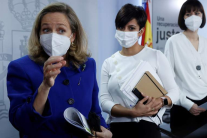 Nadia Calviño, Isabel Rodríguez y Diana Morant ayer, tras el Consejo de Ministras y Ministros. JUAN CARLOS HIDALGO