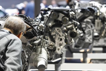 Un visitante observa una muestra de motores de BMW en el Salón del Automóvil de Fráncfort.