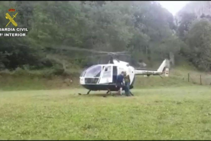 Imagen del traslado en helicóptero de los niños