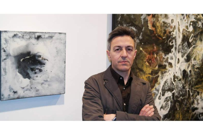 El artista zamorano Fernando de Dios ante dos de las obras que expone en la galería Ángel Cantero