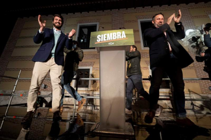 Santiago Abascal y Juan García Gallardo celebran los resultados. PABLO REQUEJO