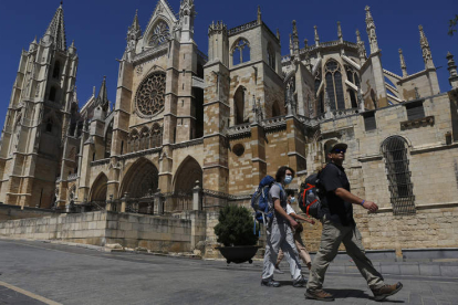 Un grupo de peregrinos camina por la zona de la Catedral en ruta hacia su albergue. FERNANDO OTERO