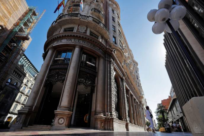 Imagen tomada este viernes de la sede social de Caixabank, situada en el edificio histórico del antiguo Banco de Valencia. MANUEL BRUQUE
