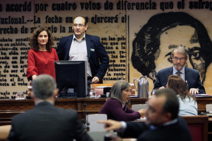 Francisco José Escanciano junto a la senadora leonesa Silvia Franco, ayer, en el Senado.