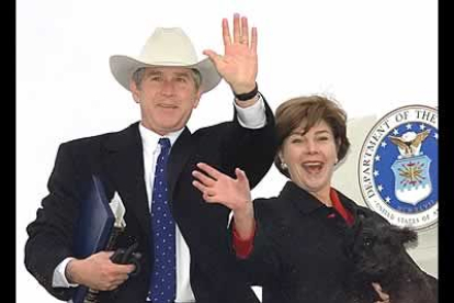 Todo un desastre como empresario, en los años 90, auspiciado por su padre, comienza su carrera política. En 1994 se convierte en Gobernador de Texas.