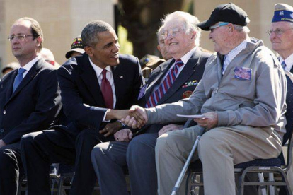 Obama saluda a veteranos del desembarco de Normandía, este viernes durante los actos de homenaje en Colleville-sur-mer.