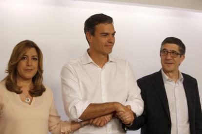 Susana Díaz, Pedro Sánchez y Patxi López posan juntos en la sede socialista de Ferraz, en Madrid, tras conocer los resultados de las primarias.