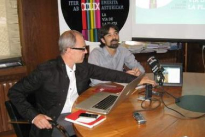 Miguel Pérez y Esteban García presentaron ayer la aplicación informática.