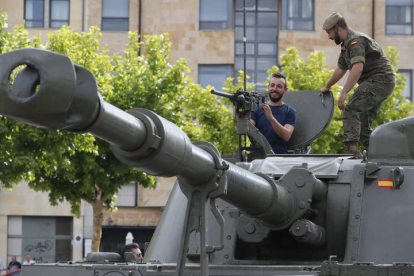 Jornada de puertas abiertas por el Día de las Fuerzas Armadas. RAMIRO