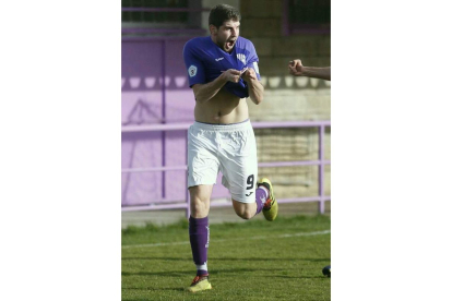 Álvaro celebra uno de sus 58 goles con La Bañeza. FERNANDO OTERO