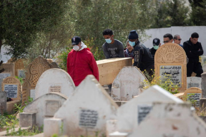 Ciudadanos de Marruecos asisten a un entierro. JALAL MORCHIDI