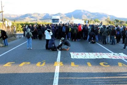 Concentración de los CDR cortando el tráfico en la N-340, en Alcanar, con la palabra república pintada en la calzada.
