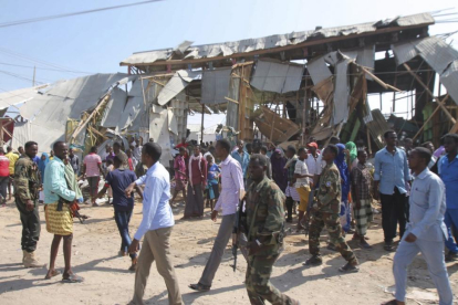 Soldados somalís en el lugar del atentado en Mogadiscio.