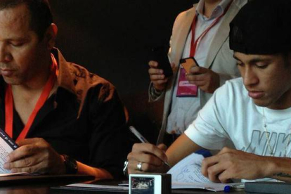 Neymar y su padre, durante la firma del contrato del delantero brasileño como jugador del Barça, el 3 de junio del 2013.