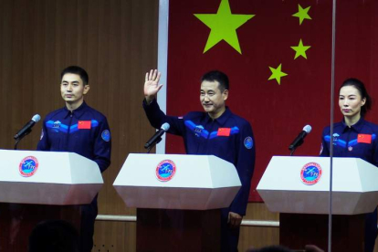Los tres tripulantes de la nave que viajará a la estación internacional china. ÁLVARO ALFARO