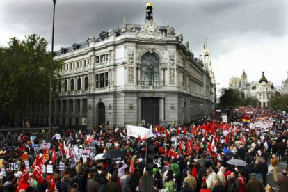 La manifestación convocada en Madrid transcurre por la calle de Alcalá, con el Banco de España al fondo. Foto: AGUSTÍN CATALÁN