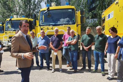 El consejero Suárez-Quiñones hizo entrega ayer a varias provincias de camiones autobomba. DL