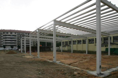 Aspecto exterior de las obras que se acometen junto al CHF para la instalación de una escuela de pádel.