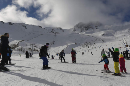 Practicantes del esquí, en el estreno de la temporada en San Isidro. FERNANDO OTERO