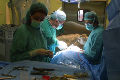 El Hospital de León dispone de cien médicos para realizar cirugías en los quirófanos. DL