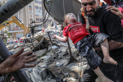 Un padre palestino rescata a su bebé muerto por el ataque israelí a Gaza. HAITHAM IMAD