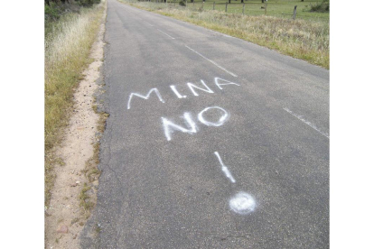 Una pintada contra la mina de Retortillo en una carretera de Salamanca. TIONI TIELES