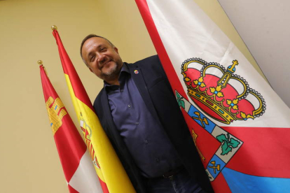 Gerardo Álvarez Courel, en la sala de reuniones del Consejo Comarcal con las banderas institucionales. ANA F. BARREDO