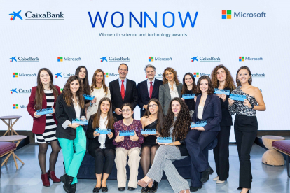 Irene Abril, junto a los directivos de CaixaBank y Microsoft y otras alumnas reconocidas en los premios.CAIXABANK