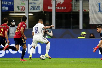 La imagen recoge el momento en el que Kylian Mbappé anota el gol de la victoria de Francia en una acción muy protestada por España al considerarla en fuera de juego. MATTEO BAZZI