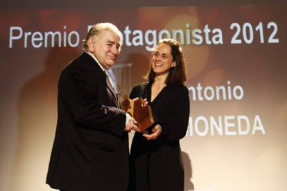 Antonio Gamoneda recoge el Premio Protagonista de manos de Adriana Ulibarri.