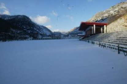 El Nuevo Estadio de San Andrés presentaba esta imagen el domingo a la hora prevista para la disputa